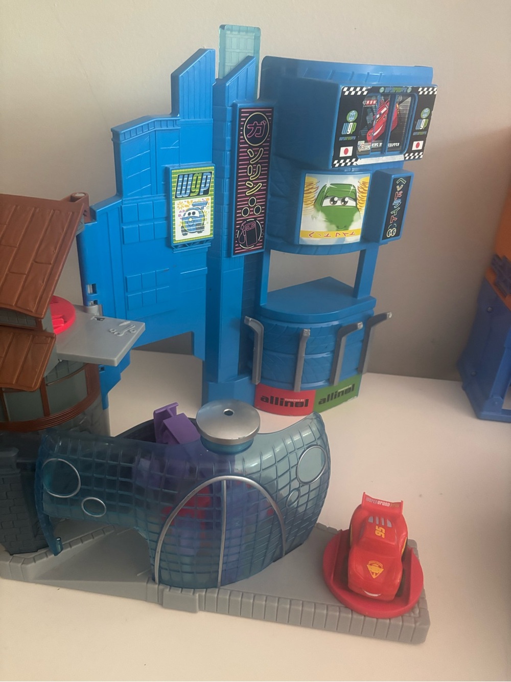 Cars2 Blue Playset with Red Lightning McQueen Figure Fisher Price
